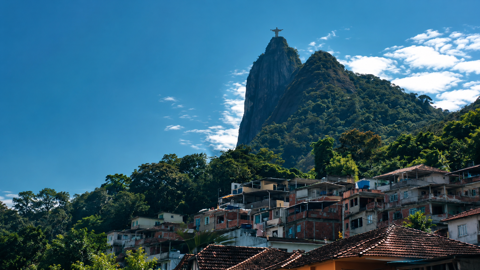 Favela Santa Marta com o Cristo Redentor ao fundo, Rio de Janeiro